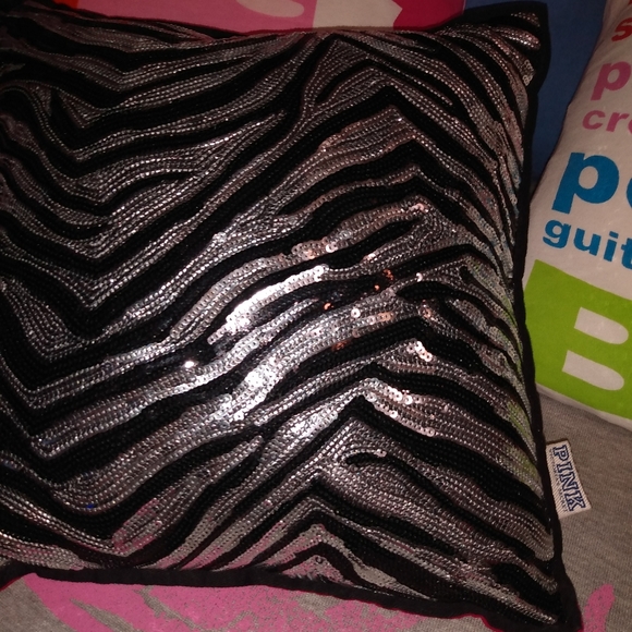 🔥 PINK Collectable Pillows 🔥 - Picture 2 of 3